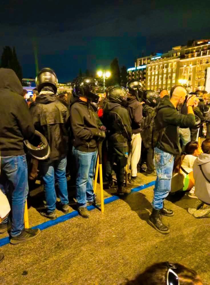 🔴Οι κρανοφόροι - ροπαλοφόροι του Συντάγματος, οι «υπερπατριώτες» και ο «Πύργος της Βαβέλ».
🔴Ένα από τα αξιοσημείωτα της προχθεσινής συγκέντρωσης «συμπαράστασης» στον (δήθεν!) απεργό πείνας στο Σύνταγμα, ήταν η εμφάνιση οργανωμένης ομάδας κρανοφόρων - ροπαλοφόρων, οι οποίοι,