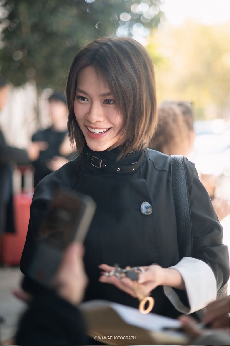 withemibonnie's tweet photo. BONNIE YOUR SO LUCKYYY CMONN 😭😭😭😭😭😭

GORGEOUS THASORN IN PFW26
#YSLWomenSummerXEMI https://t.co/TaWnUKOReG