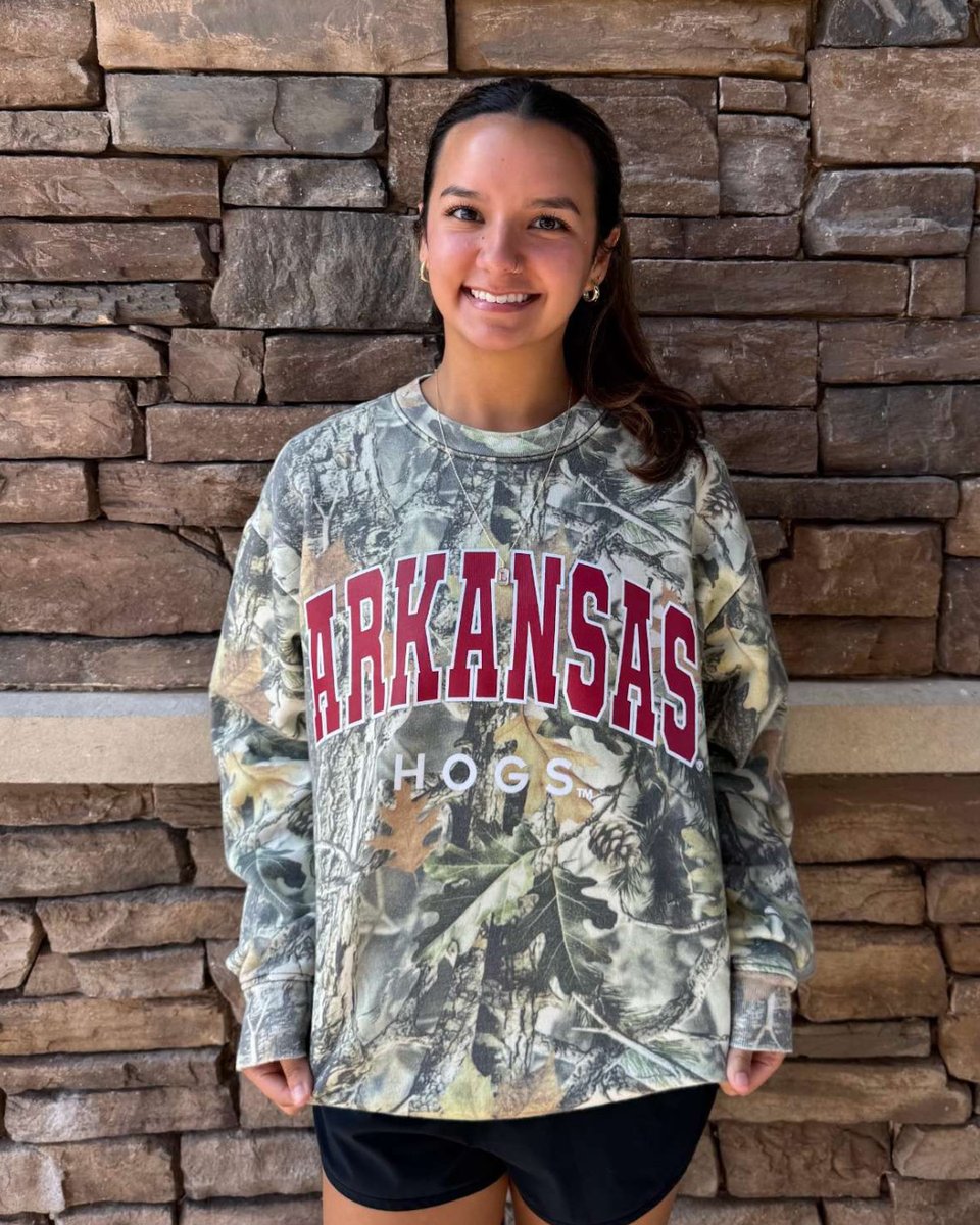 Camo meets Arkansas pride 🤝 Shop our NEW LivyLu Camouflage Sweatshirt today!
alumnihall.com/livylu/arkansa…