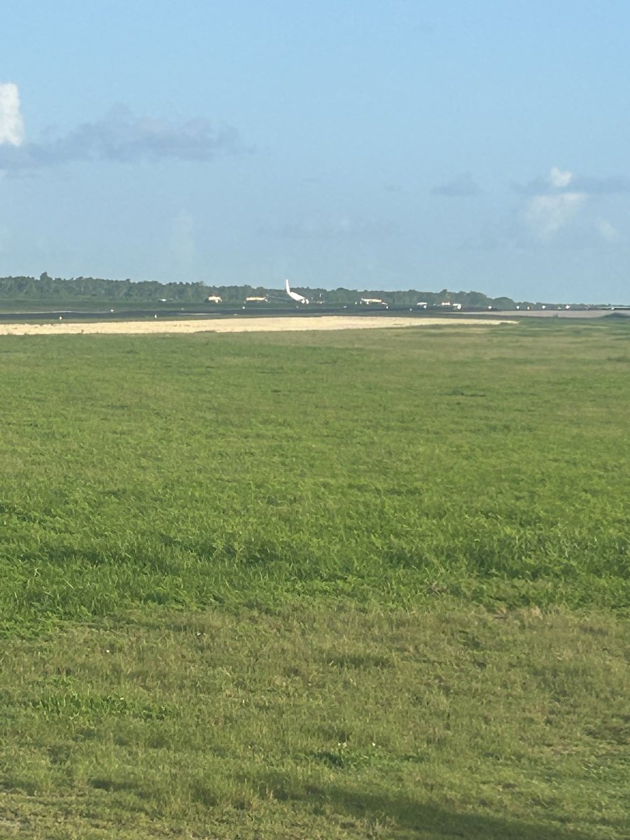 morillobello's tweet photo. Este avión aterrizó en la pista en reparación? ⁦@capiurtecho⁩ @cap https://t.co/UE0pQxT37K