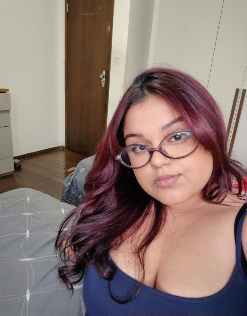 blablacatt's tweet photo. mudei o cabelo, óculos e celular me sinto no modo premium https://t.co/ydTuog2bcW