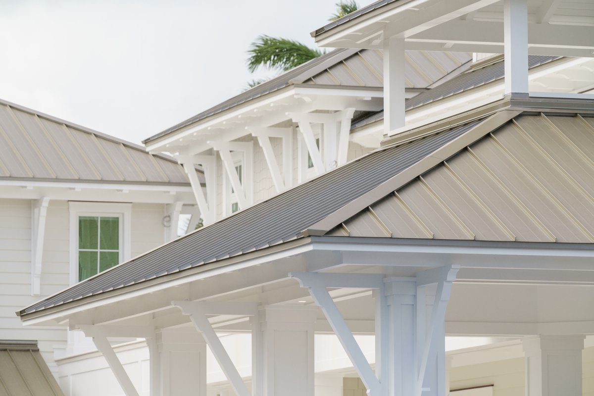 Give your roof the upgrade it deserves: standing seam metal roofing. Our raised-seam design enhances weather resistance while allowing for thermal movement without compromising integrity. Plus, you can choose from curved panel options and 45 color options. chicagometalsupply.com/standing-seam-…