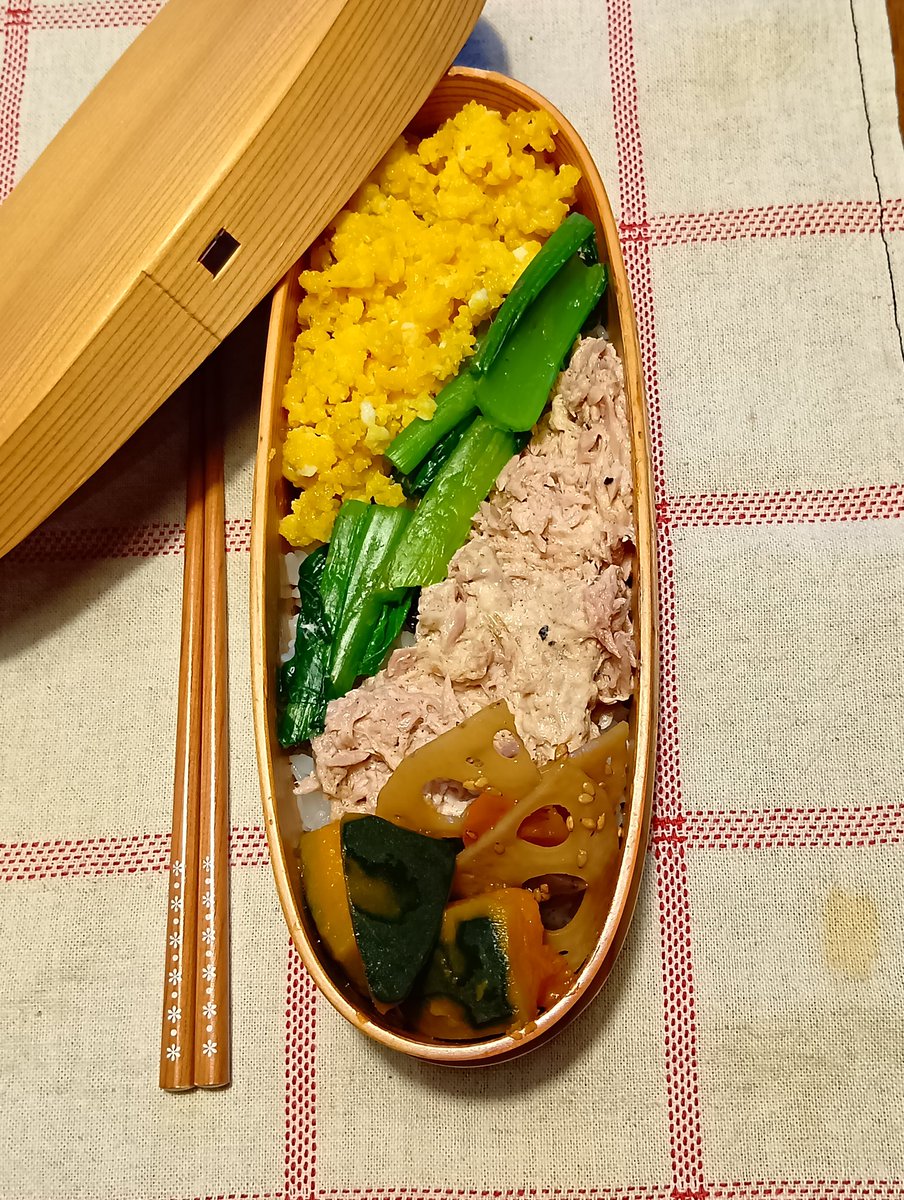 おはようございます〜
曇り空のサッポロです〜☁

なんと今日から10月ですね～。サッポロでは木々が色づいてきましたよ✨️
本日のお弁当は三色丼。ときどき無性に食べたくなります。

よい１日を〜☺️