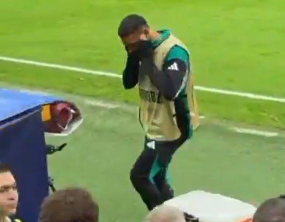 Salah'ın ıslık sesinden etkilenip kulaklarını kapattığı an.. 🔥