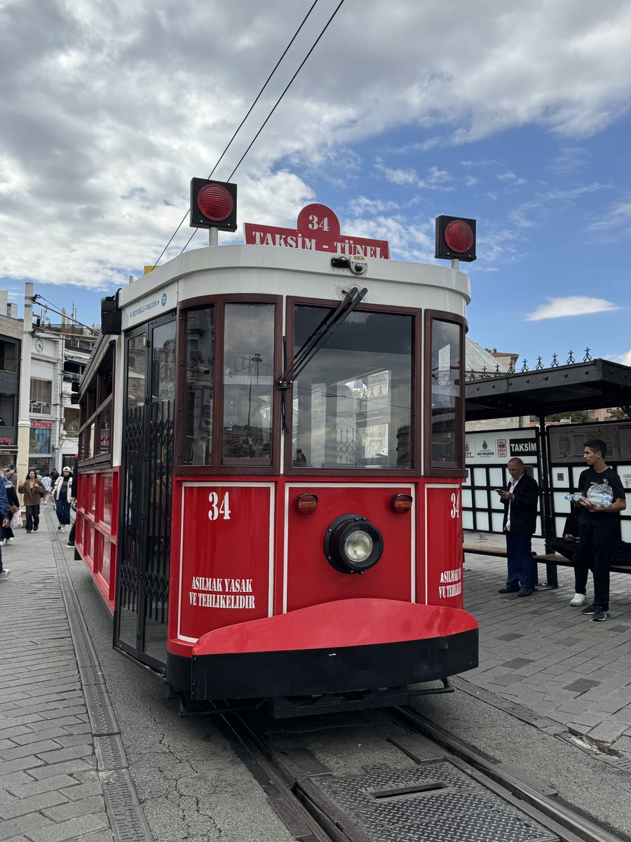 suusan4845's tweet photo. トラムでカバタシュ🚈
フニキュレルに乗り換えてタクシムへ✨ https://t.co/m6xMPAi3yL