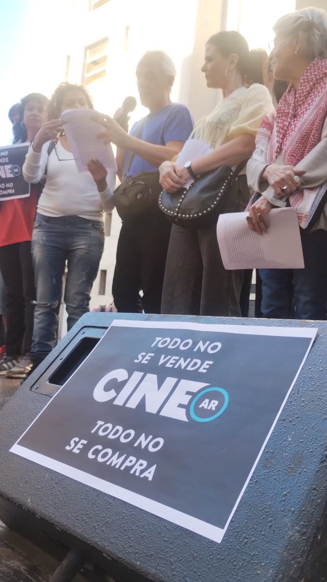 MechiDemen's tweet photo. 🎞️ Presentes en las puertas del #incaa para seguir defendiendo al cine argentino ✊
Desde la banca de @IzqSocialista en el #frentedeizquierdaunidad acompañamos a trabajadorxs del cine para repudiar el vaciamiento de #cinear TV y #cinearplay 🎥 Estuvimos en la conferencia de prensa junto a productores, directores, técnicos y trabajadorxs de distintas áreas para seguir defendiendo nuestro patrimonio cultural y decir bien fuerte: NO al CIERRE DE CINEAR 📣
✊Acompañamos su lucha!
#cineargentino #cinear #cinearplay #patrimoniocultural