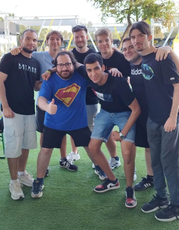 Encantado de poder desvirtualizar a todos estos cracks. Honor❤️🫂
<a href="/NaR__16/">NaR</a> <a href="/AtlantidaDCita/">La Atlántida DCita</a> <a href="/G_Trepamuros/">Jose</a> <a href="/OscarLMedia/">Óscar 👨🏻‍💻</a> <a href="/WhiteKnightOa/">Caballero Blanco de Oa</a> <a href="/DetectiveManhu1/">Detective Manhunter #ElMayarah</a>