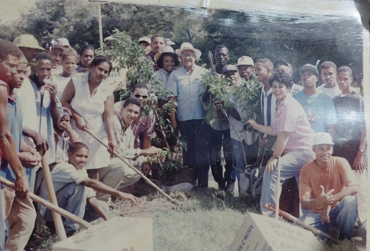 JGuilianiL's tweet photo. 📸 En el centro, mi padre el Mag. Juan Guiliani, en el año 1996, participando en una labor social en el malecón de Barahona.
Un recuerdo que refleja su compromiso con la comunidad Barahonera y el servicio a los demás. 🙌✨

#Barahona #HistoriaFamiliar #LaborSocial #1996 https://t.co/b95V11lpCj
