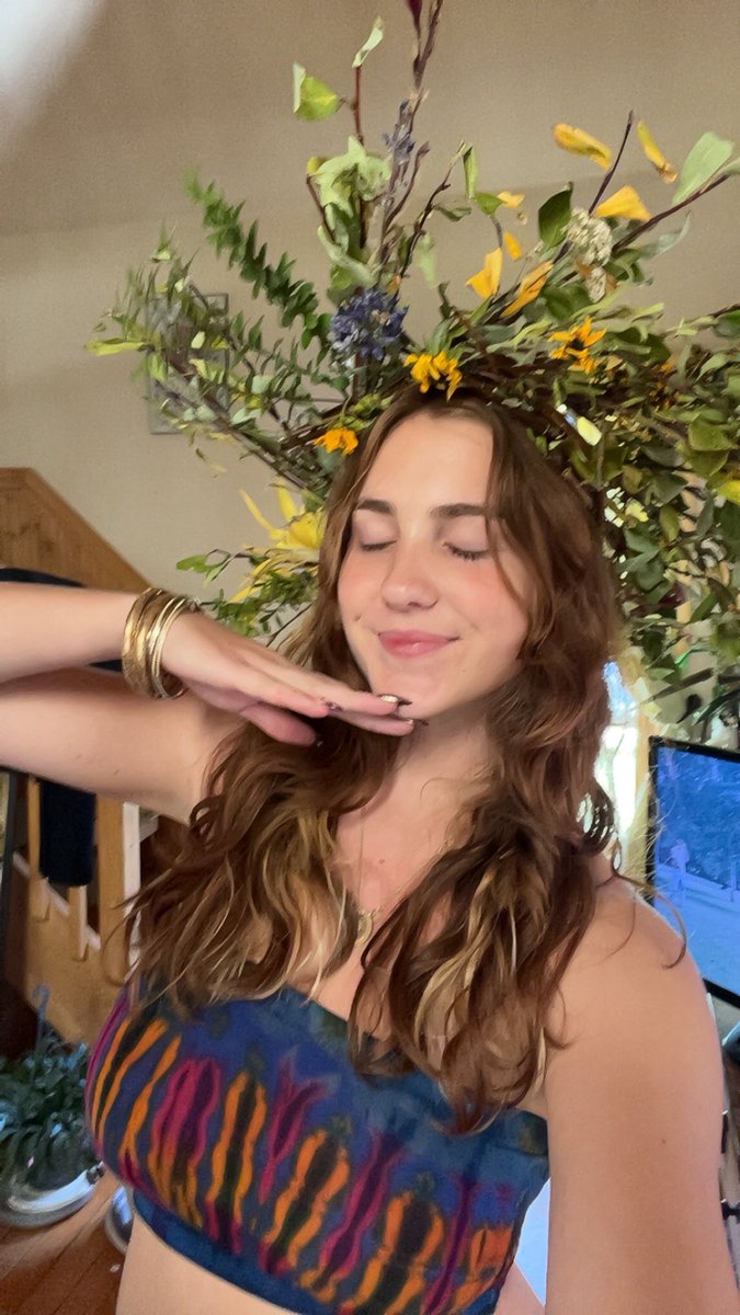hippie queen leaves u broke every time 🤭