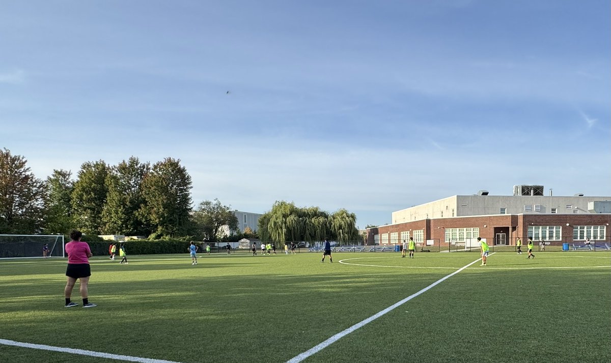 sohackms's tweet photo. Beautiful day for soccer at Memorial School. Amazing turf field being put to use.  Bulldog Pride!! https://t.co/8iQxmyitet
