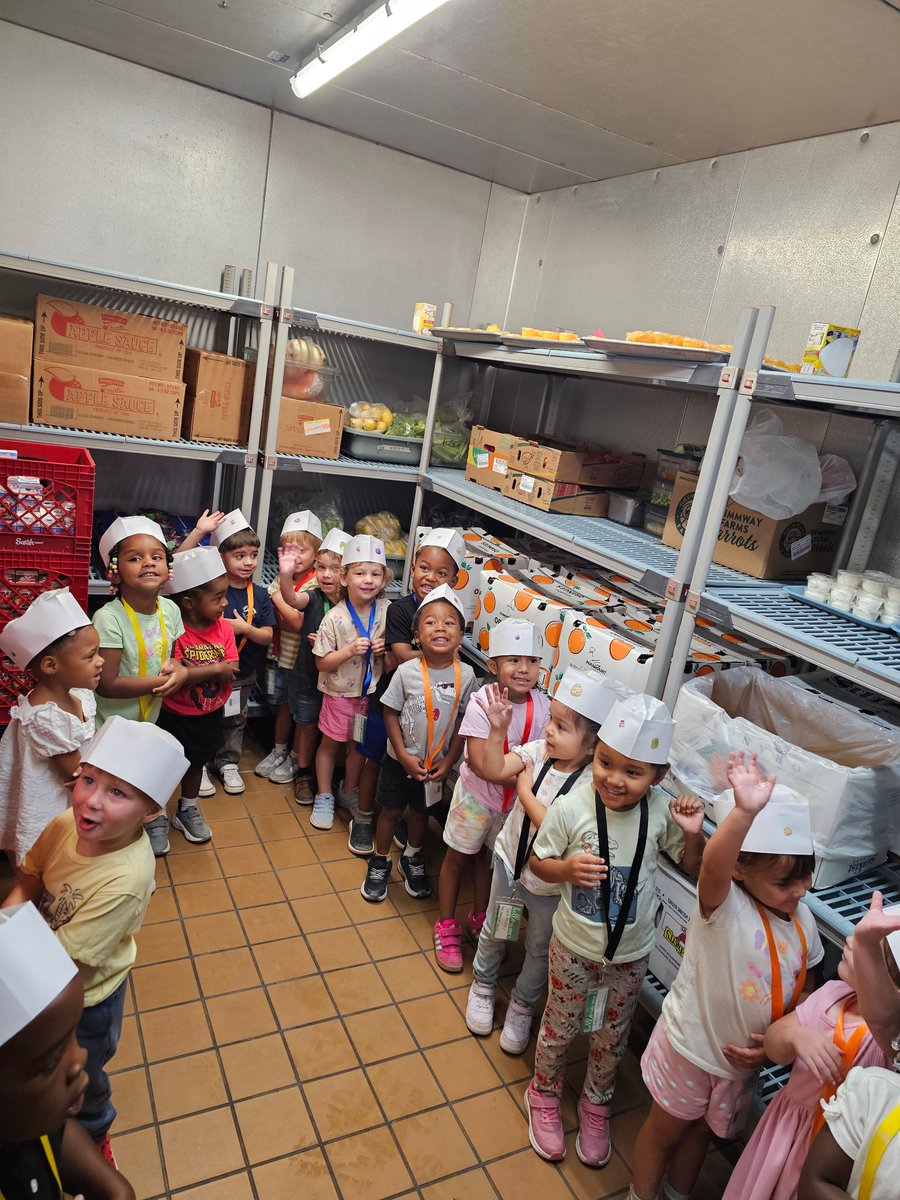 ELPASO_ISD's tweet photo. Our El Paso ISD Pre-K and Kindergarten students got an exclusive behind-the-scenes tour of our kitchens to see how their school meals are prepared! 🥗🍎🥦

Learn more ➡️ https://t.co/6YKav2CrLy

#ItStartsWithUs #ElPasoISD #EPISD @EpisdEat https://t.co/W7GAmblmGO