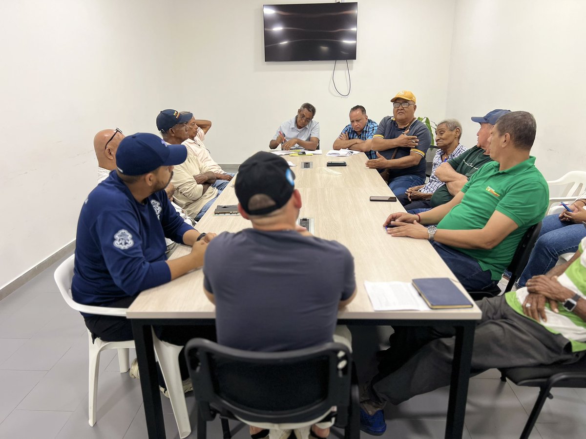 ControlUrbanoBq's tweet photo. ¡La transformación del Centro la impulsamos entre todos! Nos reunimos con representantes de diferentes asociaciones de vendedores de este importante sector comercial para conocer propuestas y aunar esfuerzos en pro del desarrollo de la ciudad. https://t.co/k14s5AvRgA