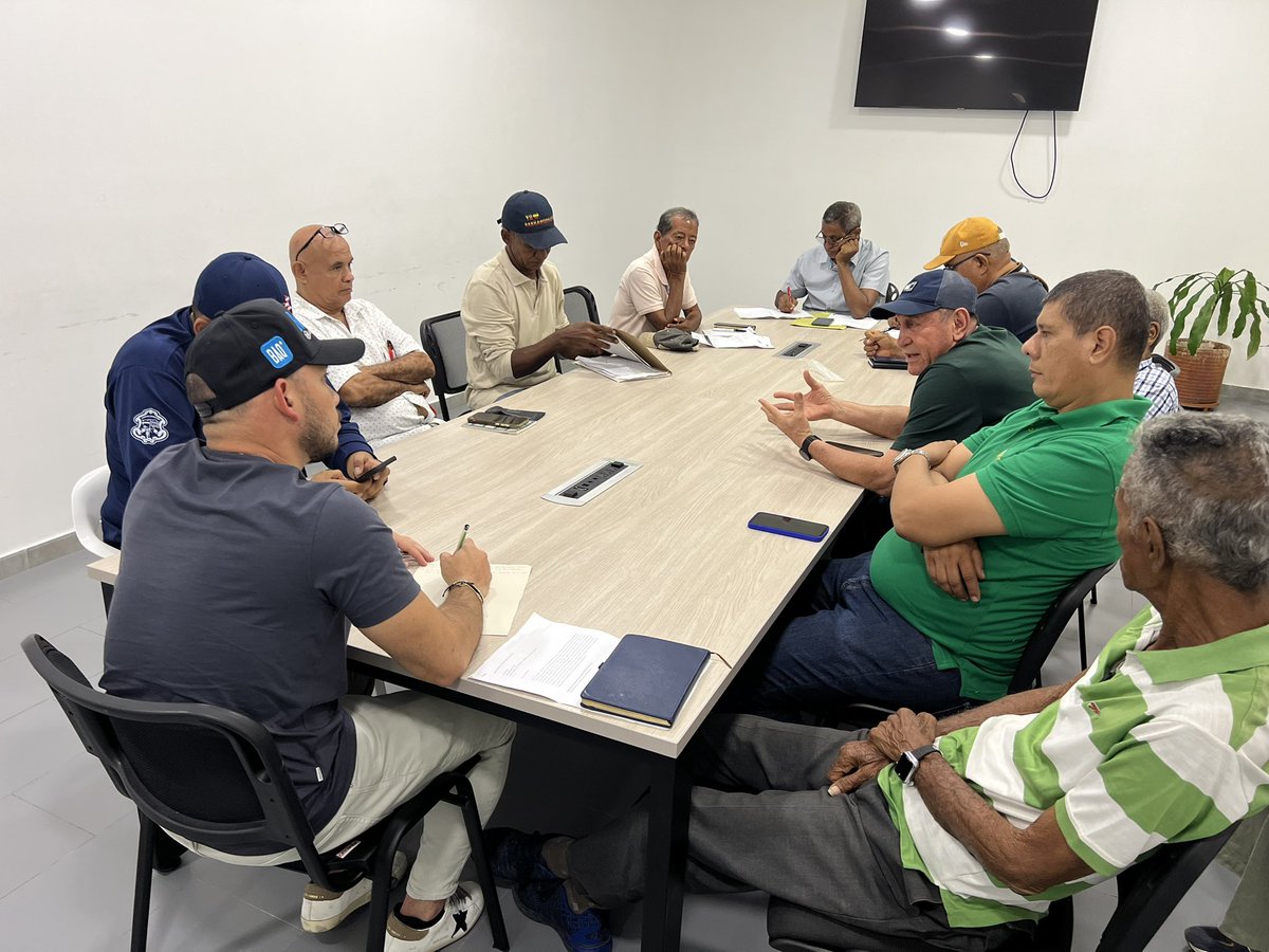 ControlUrbanoBq's tweet photo. ¡La transformación del Centro la impulsamos entre todos! Nos reunimos con representantes de diferentes asociaciones de vendedores de este importante sector comercial para conocer propuestas y aunar esfuerzos en pro del desarrollo de la ciudad. https://t.co/k14s5AvRgA