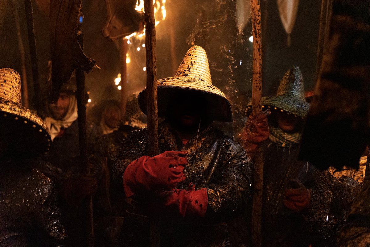 mariomron's tweet photo. Mayorga (Valladolid) celebra El Vítor

Atuendos negros por la brea que desprenden los “pellejos” ardiendo. Todo un pueblo levantado para venerar a un santo. Una tradición imborrable pese al paso de los siglos.

Más fotos en mi instagram https://t.co/fluWbjA9jY

©️Mario Morón https://t.co/uujLdnk8qy