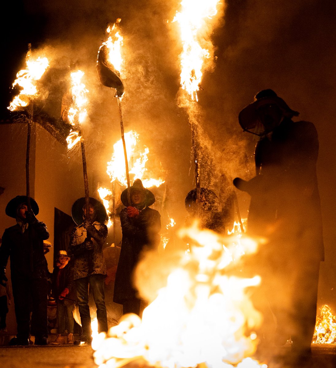 Mayorga (Valladolid) celebra El Vítor

Atuendos negros por la brea que desprenden los “pellejos” ardiendo. Todo un pueblo levantado para venerar a un santo. Una tradición imborrable pese al paso de los siglos.

Más fotos en mi instagram instagram.com/mariomron?igsh…

©️Mario Morón