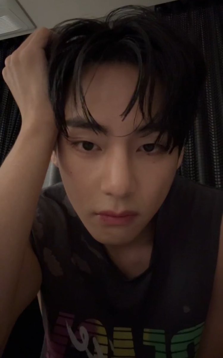 fatherhyungs's tweet photo. IMAGINE LOOKING LIKE THIS AT 5AM https://t.co/nfJSG9tJD9