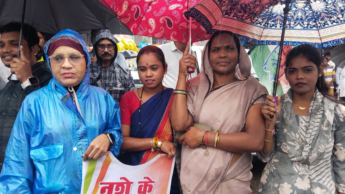 AdvRakesh48's tweet photo. जिला कांग्रेस  मंडला आज प्रशासन के खिलाफ आंदोलन किया  शव यात्रा निकालकर पुतला जलाया गया।
1 यूरिया एवं डी ए पी खाद की कमी।
2 कानून व्यवस्था की बिगड़ती स्थिति।
3 नशे का बढ़ता कारोबार।
4 स्मार्ट मीटर महंगी बिजली  विरोध में।
5 सीवर लाइन की अव्यवस्था।
6 मंडला नगर की खस्ताहाल/ सड़कें https://t.co/Zg97EYepWs