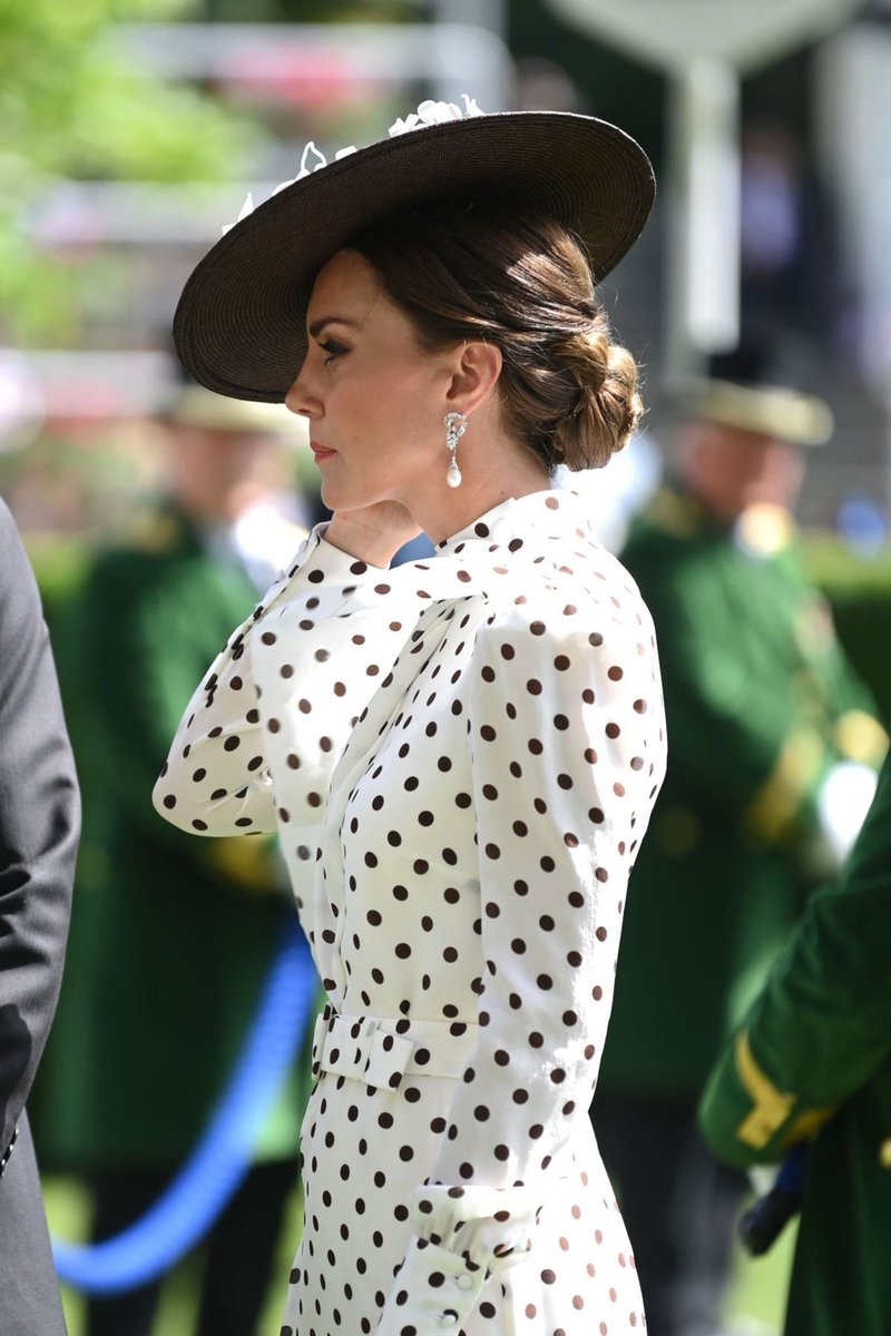 christo34036850's tweet image. “The future belongs to those who believe in the beauty of their dreams.” #BossIt 🇬🇧 ♔HRH #Fashionista #frockingFabulous #FutureQueen #queenbee #PrincessofWales #CatherinePrincessOfWales #PrincessCatherine #muse #RoyalFamily #iconic #Britishvogue #GHD 🐝
― Eleanor Roosevelt