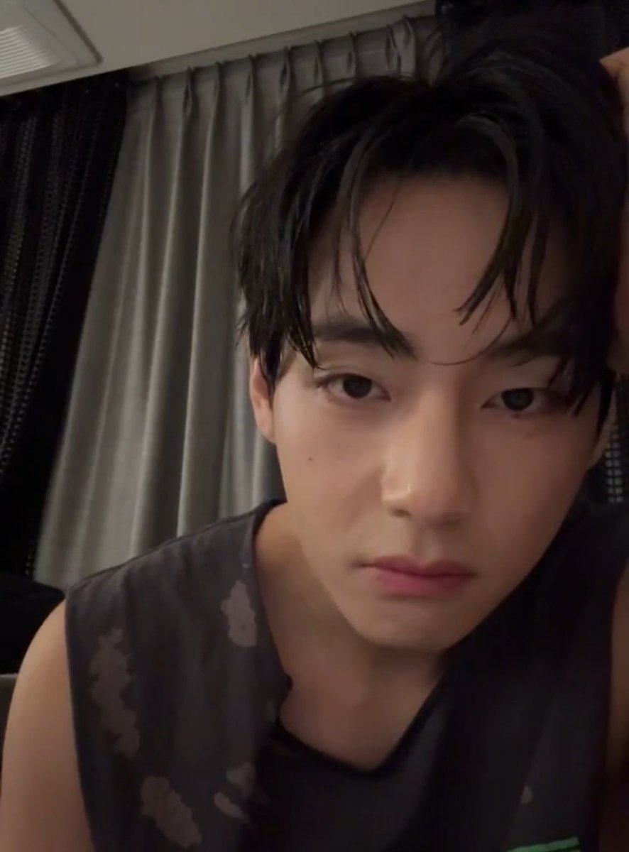 fatherhyungs's tweet photo. IMAGINE LOOKING LIKE THIS AT 5AM https://t.co/nfJSG9tJD9