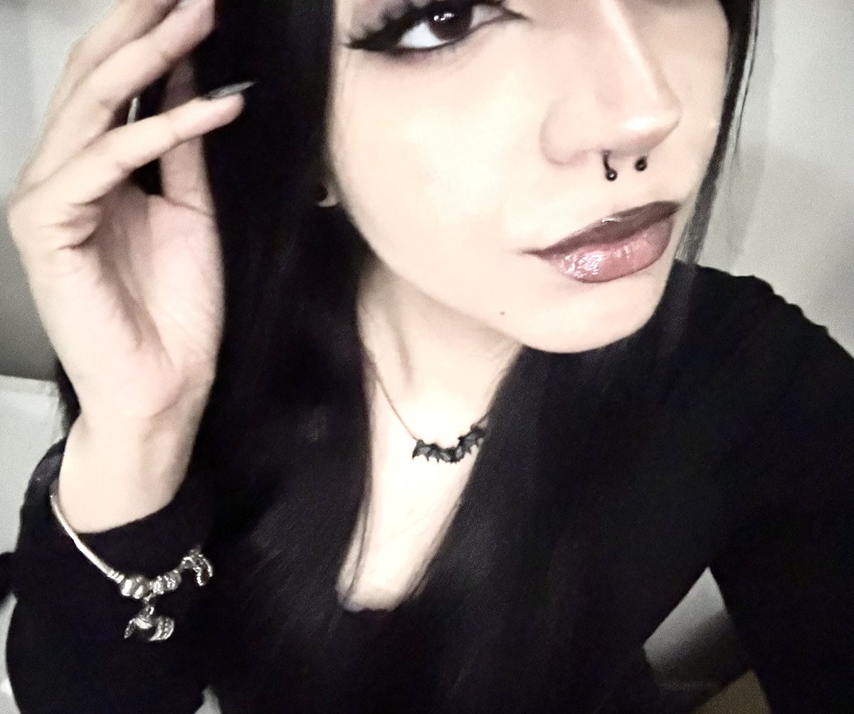 cryspxms's tweet image. crys ˚⋆♱ i post memes ₊⊹ 🗡️˚.𓉸ྀི༝ video games .𖥔 ݁ ˖ 🩶//• (っ´ཀ`)っᯓ⁺₊ .ᐟ anime 🕷️~˙⟡ 

♱ ~ #anitwt #moothunt #promotwt #goth #gaming 

♡ + ↻