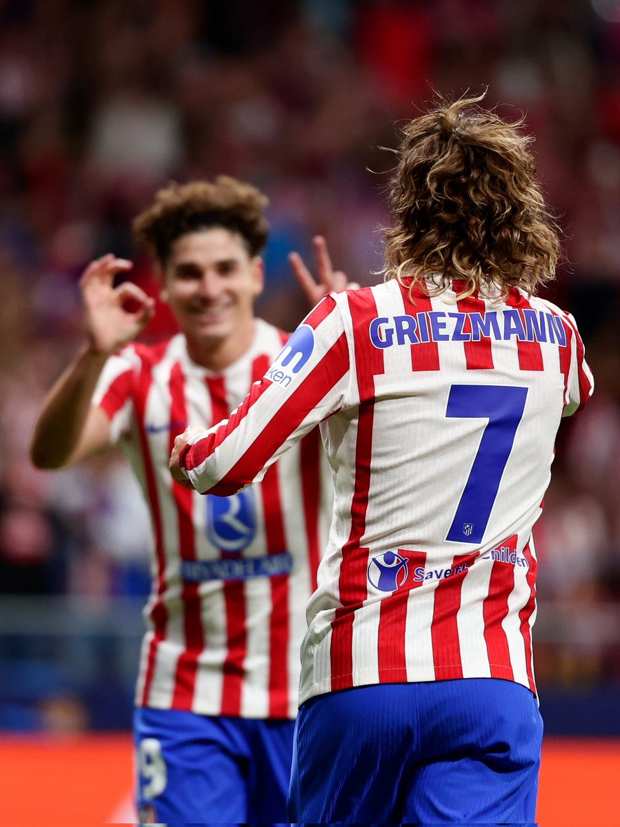Julián Álvarez haciéndole el gesto de los 200 goles a Antoine Griezmann 🥹🥹🥹🥹🥹