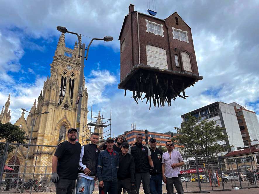John Quiceno, Alejandro Álvarez, Alfonso Rodríguez, Alejandro Cruz, John Hernández, que hacen parte de Open Creative, construyeron y subieron la casa de Leandro Erlich, que ahora pende sobre el Parque de Lourdes. /<a href="/Guerrero40/">Diego Guerrero</a> #yoleoarteria <a href="/CulturaenBta/">Secretaría de Cultura de Bogotá</a> #bog25 <a href="/santitrujillo8/">Santiago Trujillo</a>