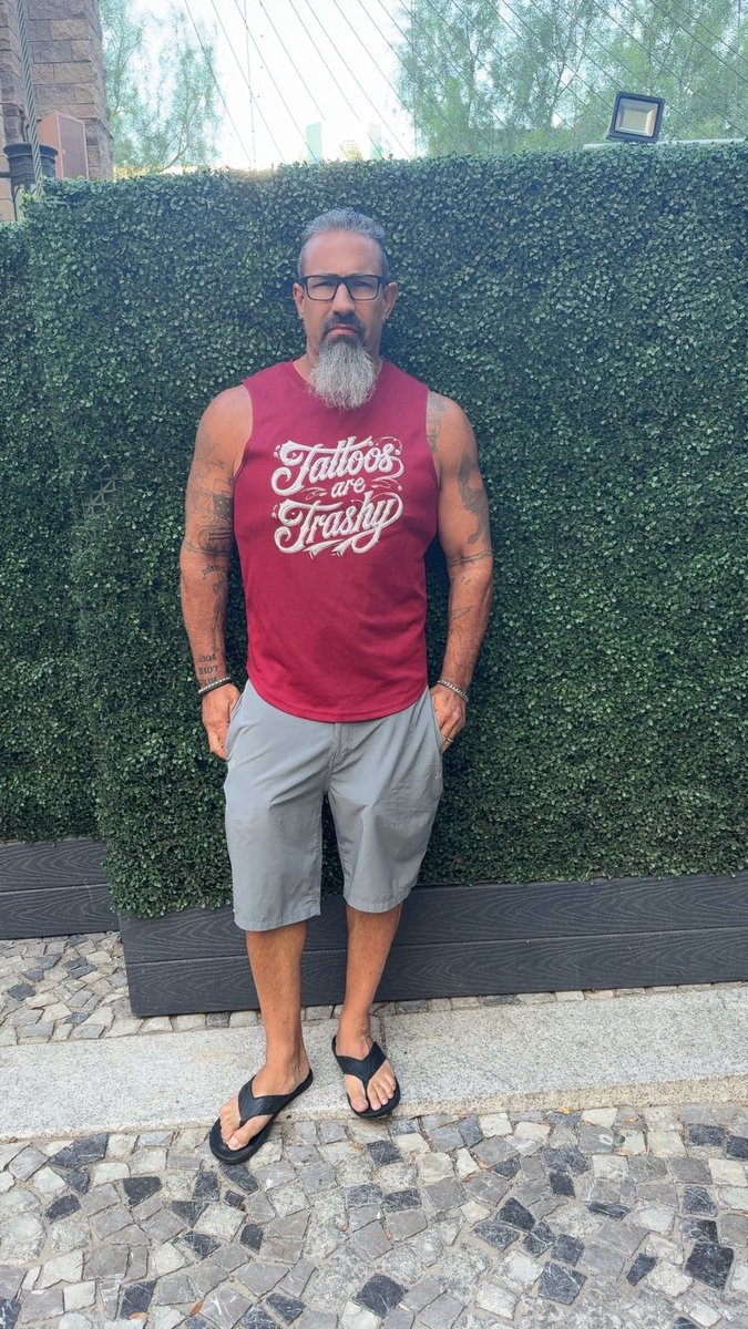 Tatted. Bearded. Daddy vibes for days 😏🔥 Who’s brave enough to handle me?