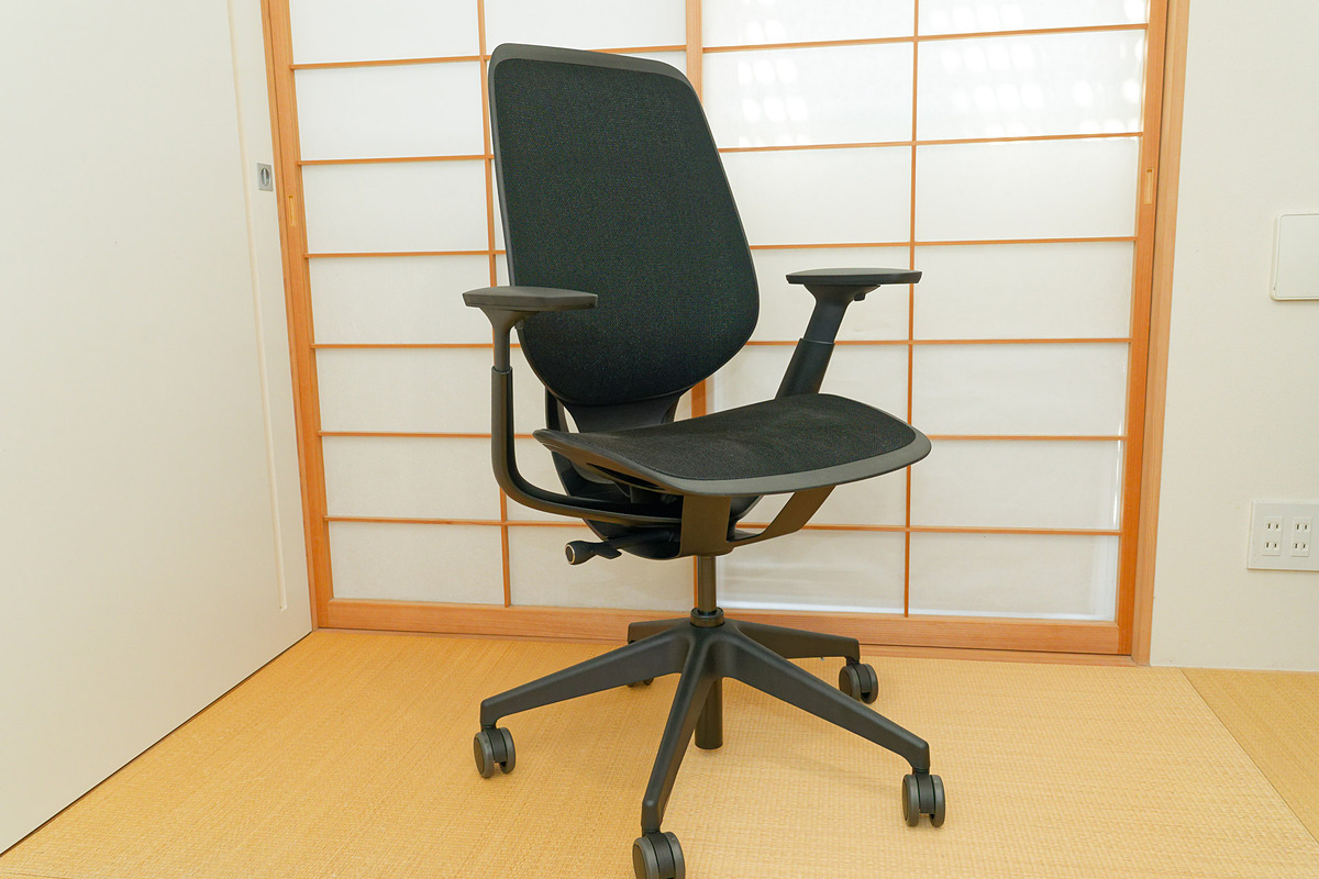 pc_watch's tweet image. なんだこの椅子は！包み込まれるメッシュとあり得ない軽さ。高級チェアに「Steelcase」という選択肢を見つけた pc.watch.impress.co.jp/docs/topic/fea… #Steelcase #オフィスチェア #在宅ワーク