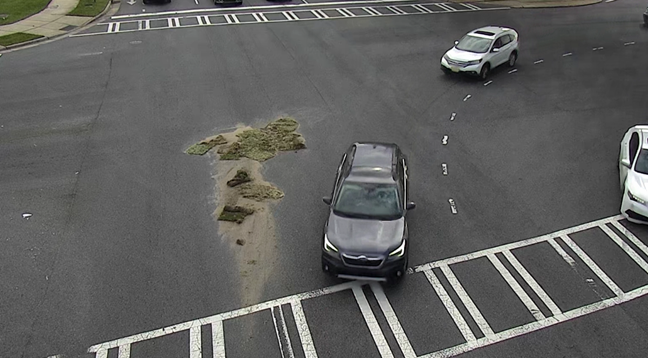 Clt_TrafficGuy's tweet image. ⚠️N Tryon St outbound at the I-85 Connector...this is SOD in the road.  It probably won't hurt you unless you swerve to avoid it, hit a utility pole, knock the wires down and cause a delay...then it could be an issue.
#CltTraffic #Charlotte #Clt #NC #SC