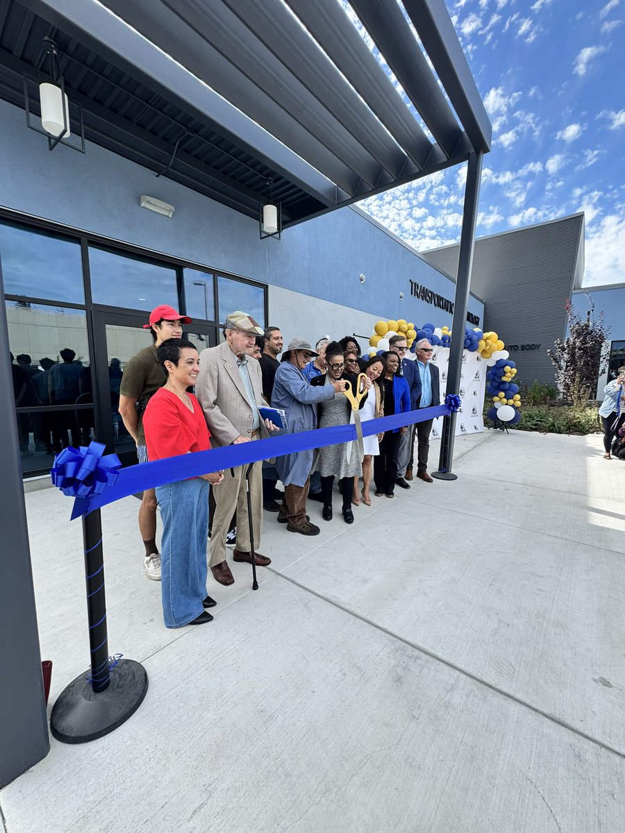 aerlo_collect's tweet photo. It was my pleasure to participate in the @@CollegeAlameda  ribbon-cutting event for the cutting-edge Auto Technology Center. Thank you to the voters who authorized bonds, allowing for this build. I am deeply honored to serve as a trustee! #buildPeralta https://t.co/6e6kGbX6DC