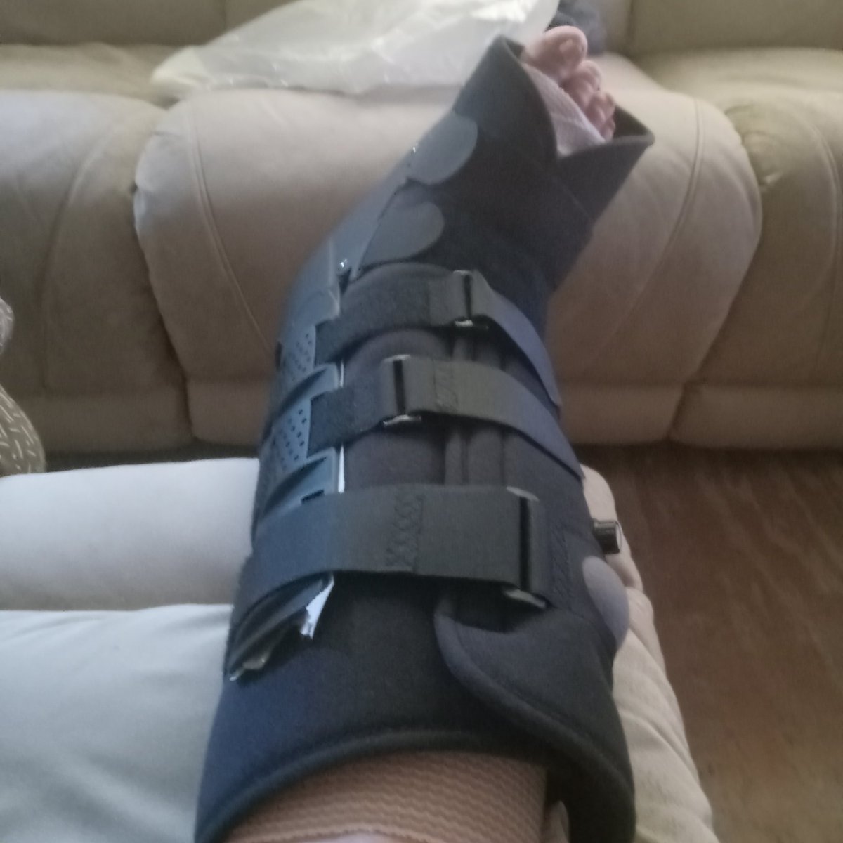 everhate_shayla's tweet image. Surgery went well and I now have two lovely screws in my ankle lol. Don&apos;t need crutches with this big ass boot apparently. I&apos;m using them for balance today tho because they did a nerve block from the knee down..and OBVIOUSLY I&apos;m clumsy 🤣🤣