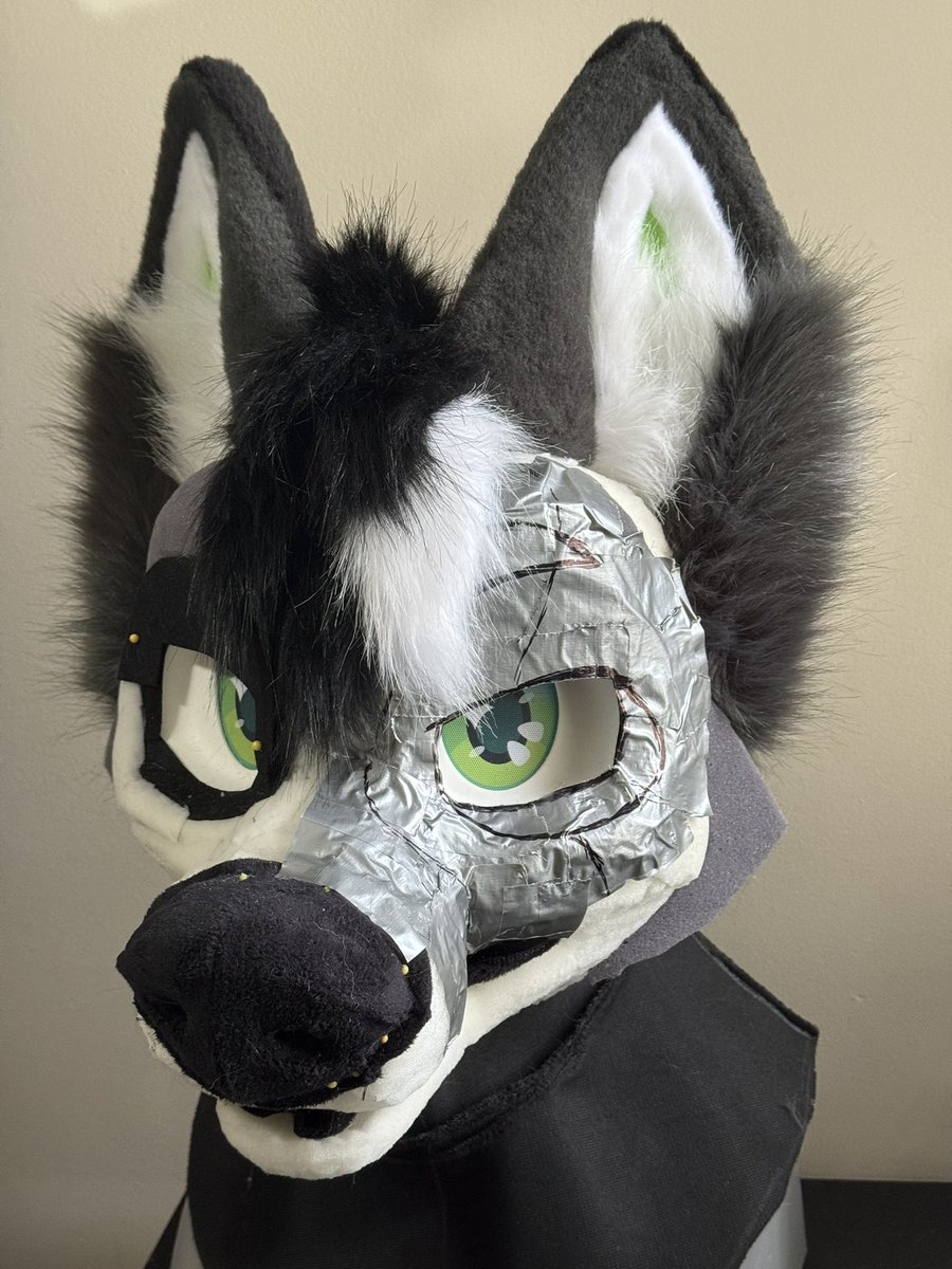 personally liking this permanent eyelid expression… 

Commission WIP