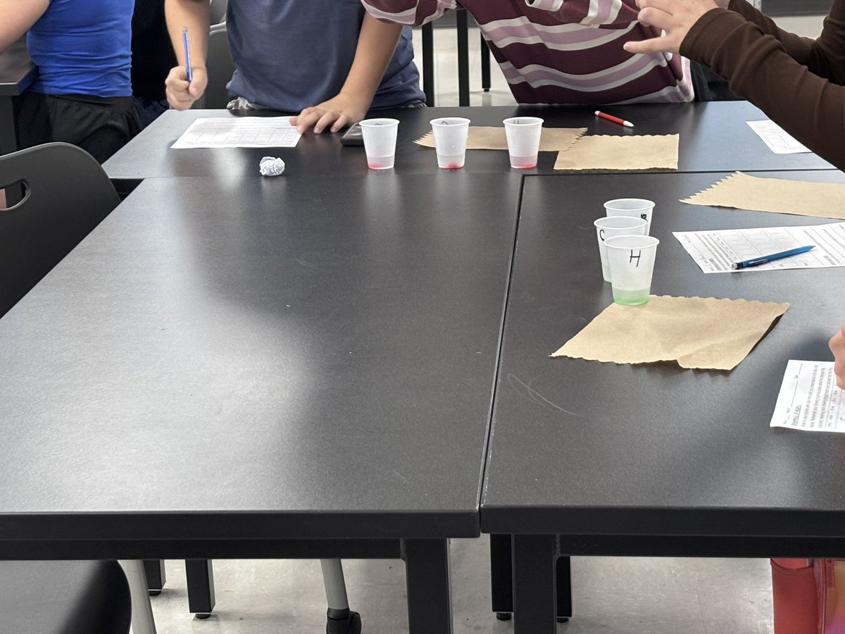 ReneeLWhite5's tweet image. Chchchanges….. Ss had fun with an M&amp;amp;M phase change lab.

#matter #phasechanges #middleschool #science @FuquayVarinaMS