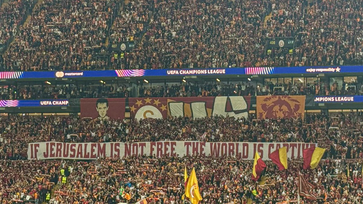 Iets wat we bij Ajax niet 1x hebben gezien! Niet 1x een Palestina vlag, schandalig! 
#galatasaray
#OMAJA
#Gaza