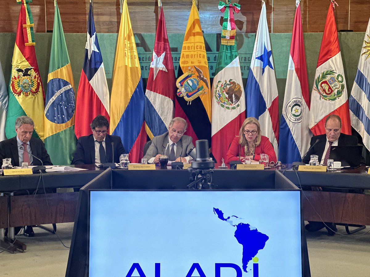 ALADI_SG's tweet photo. 📌 1374ª Sesión Ordinaria del Comité de Representantes, presidida por la Representante Permanente de Ecuador 🇪🇨 

ℹ️ El Comité es el órgano de conducción política permanente de la Asociación, encargado de velar por el cumplimiento de los objetivos de la integración regional https://t.co/6MwkfmOLrZ