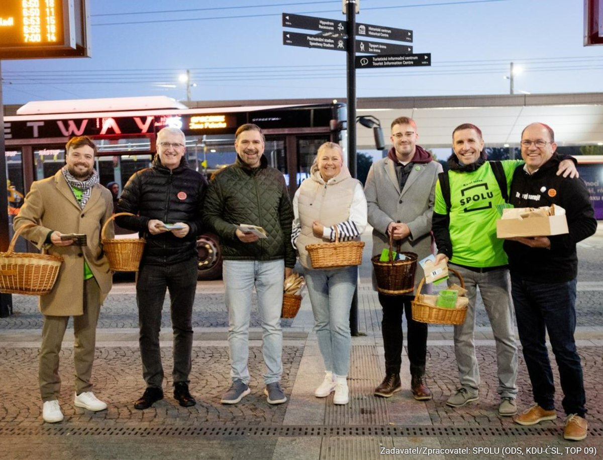 karel_haas's tweet photo. Dnešní 6. hodina ranní🕕🙈😊, NÁDRAŽÍ PARDUBICE, po 300 ks domácích řemeslných koláčů ze Statku Uhersko Statek Uhersko🤝 se jen zaprášilo😊. Snad Vám udělaly radost, snad Vám osladily den🤝🙏!!!
#ODS #SPOLU #MeziLidmi #Diskuse #Pardubice #Volby2025 #Vítězství
@ODScz @SpoluKoalice https://t.co/Cu5hhnDe1a