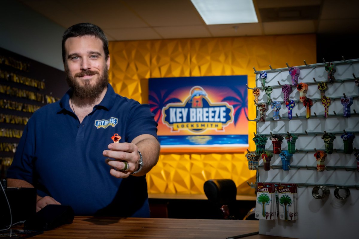 ALocksmithSWFL's tweet photo. 🔑✨ Need a spare key? We’ve got you covered!

At Key Breeze Locksmith, our pros cut keys to perfection—right here on site. No hassle, no guesswork, just friendly service with a smile. Here’s Alex, one of our expert locksmiths, handing off a freshly cut key to another happy Naples customer. 🌴🐬

Realtors and property managers count on us for their high-volume key needs because they know we’ll get it right the first time—something the big box stores can’t always promise. When precision matters, trust the local experts. 💛

Because sometimes the little things—like a perfectly cut key—make life easy-breezy.

#KeyBreezeLocksmith #NaplesLiving #EasyBreezySecure #TrustedByNaples