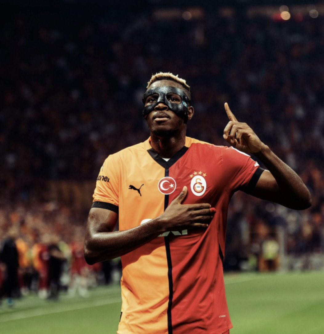 Galatasaray sahada Liverpool’u, masada hakemi, tribünlerde ise makesef Fenerbahçe, Beşiktaş taraftarlarını yendi. #GSvLIV