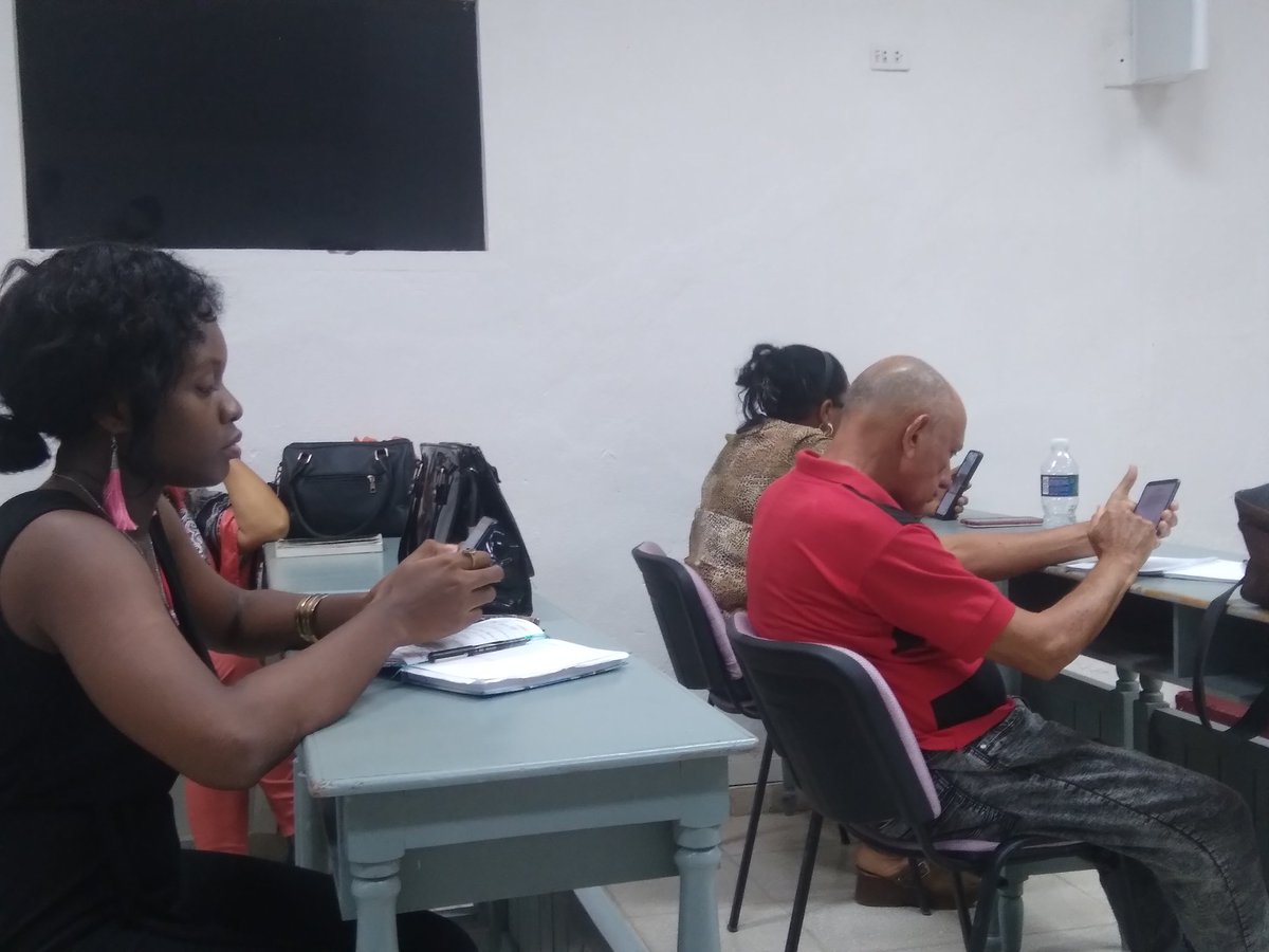 YudaisiArtemisa's tweet photo. @Colina_CTCuba intercambia con @50Trabajadores y su equipo de corresponsales acerca de la gestión editorial,reportajes interpretativos, separatas de economía y el trabajo de las redes sociales centran el debate. @cubadebatecu @DiarioArtemisa @DiazCanelB @DrRobertoMOjeda https://t.co/ags81i7KnA