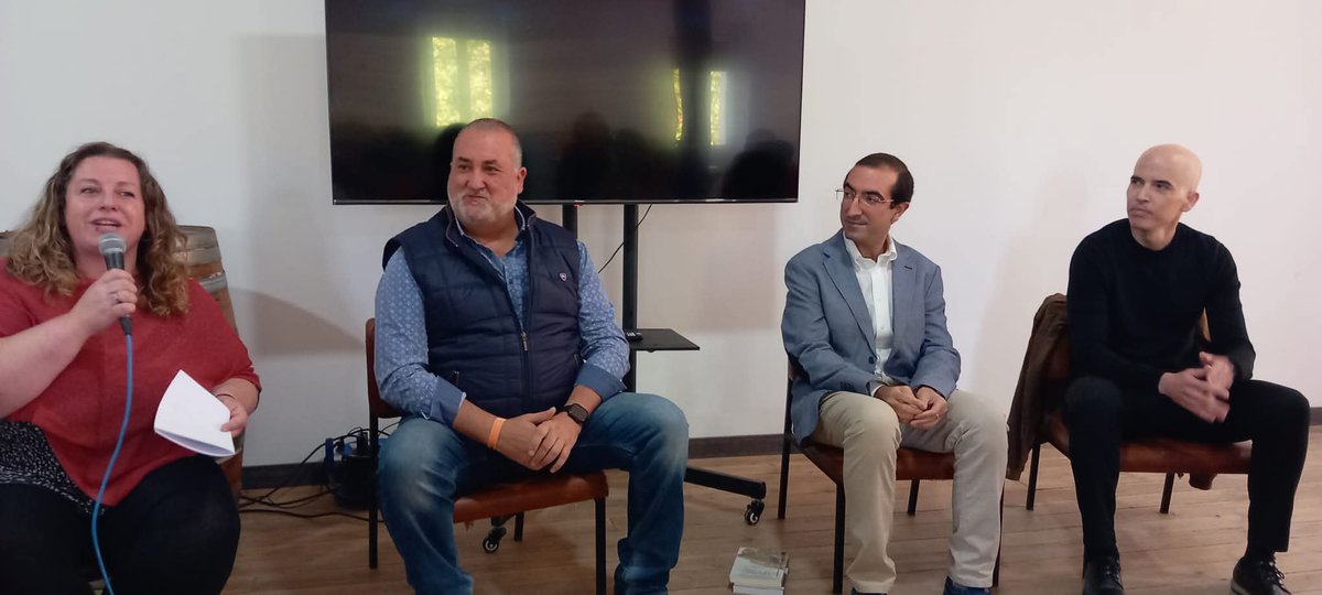 Tomo prestada esta foto del jurista y criminólogo <a href="/GredillaAlberto/">Alberto Gredilla Merino</a>, mi compañero de mesa redonda sobre el fenómeno de las #sectas, junto al escritor Samuel Vernal y a la "culpable" de esta curiosa (y fructífera) reunión, la escritora y editora <a href="/Mariasantorumh1/">María Santórum</a> de <a href="/UzanzaEditorial/">Uzanza Editorial</a>