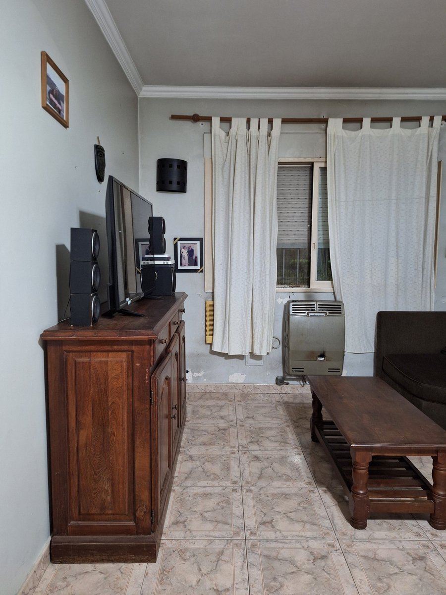 A lo largo de mi vida tuve dos encuentros paranormales. Las dos veces fue en mi casa. Lo extraño, que no suelo ver en este tipo de historias, es que me lo choqué físicamente. Era sólido, alto, muy duro. Con forma humana. Todo oscuro. Y no tenía rostro.