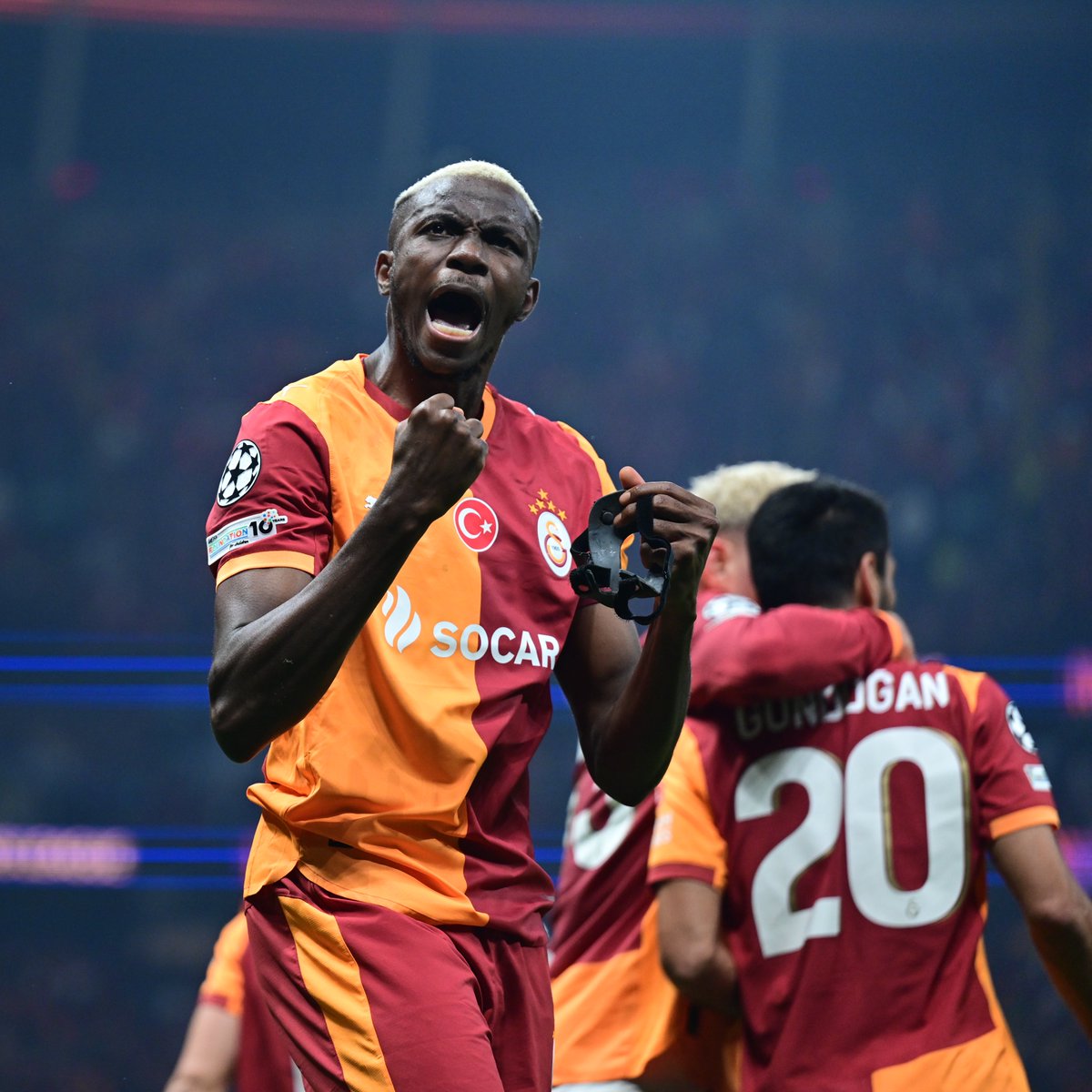 Osimhen: "Buraya gelme sebebim taraftarlardı.

Birçok insan kazanacağımıza inanmıyordu, burada gördüğünüz insanlar hariç."