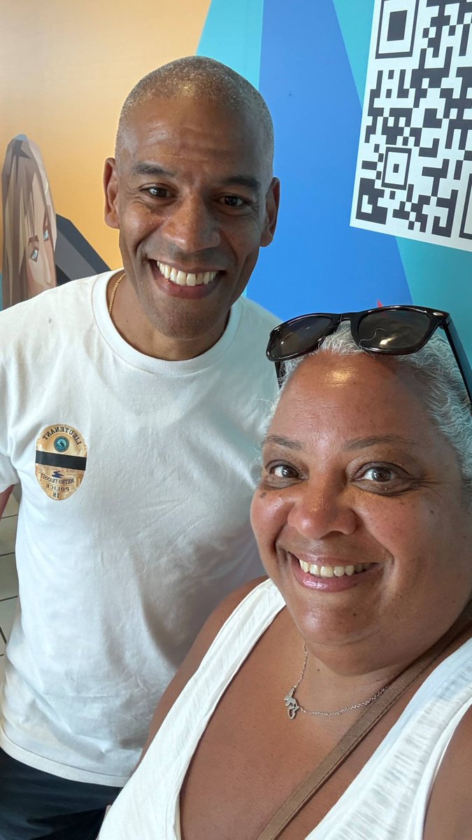 emoralesIII's tweet photo. #teammembertuesday Another great time in my homeland of Puerto Rico๐ต๐ท With friends & family. Great seeing Sergeant Justin Johnson & PO Juan Peralta of Metro Transit, Det. Lefty from NYPD Narcotics and my cousin at the airport. All great awesome surprises. Be safe and stay happy. https://t.co/m55QxaYs1R