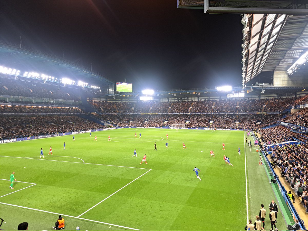 Bakero83's tweet photo. Os milhares de maravilhosos adeptos do Benfica que viajam horas e horas e gastam tanto dinheiro nestes aways dão tudo já sabendo que no fundo receberão pouco.

Até sonham com um momento mágico em 90 mins, mas já só vêem pela amizade, aventura e amor a um ideal. É o que é. https://t.co/oqZBOh2oET