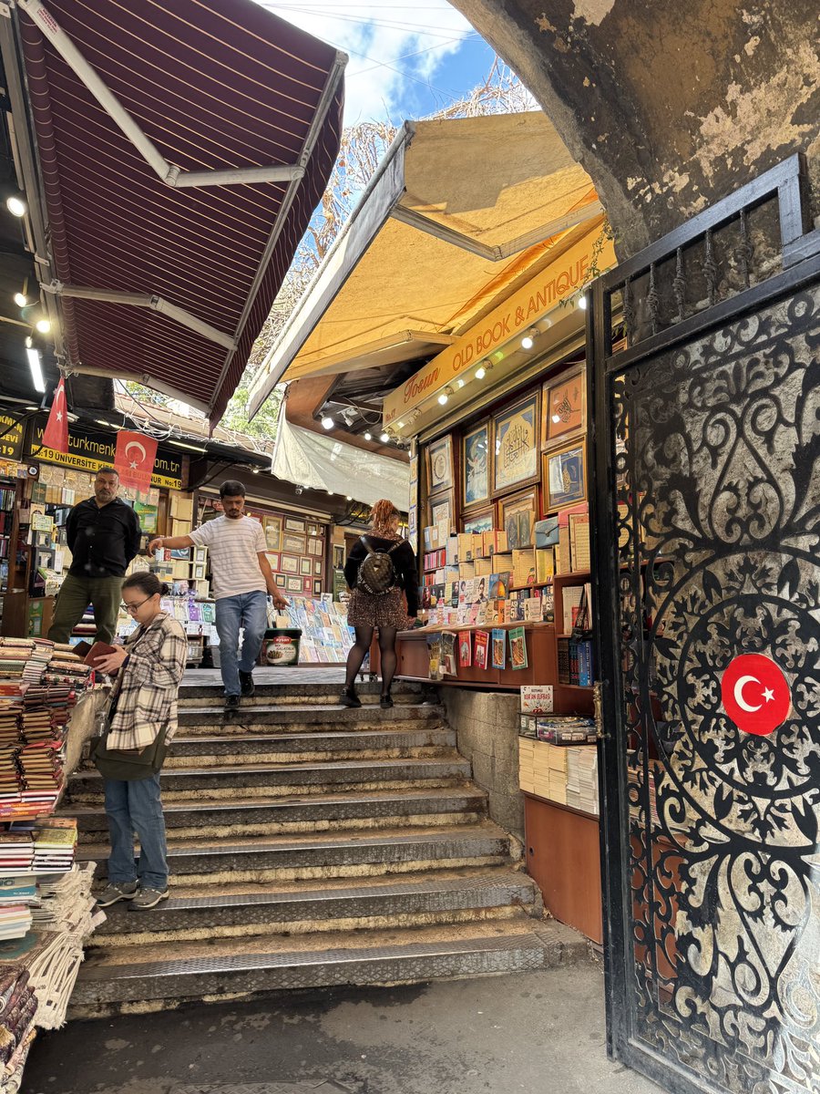 suusan4845's tweet photo. イスタンブールのグランドバザール近くの書店街✨

Sahaflar Bazaar

素敵な細密画を見つけて、買って帰りたかったけど、この後の旅程を考えて断念😭
可愛い店番猫ちゃんもあちこちにいて、本や絵画好きの方なら飽きないエリアです。 https://t.co/rBhUgNxLFV