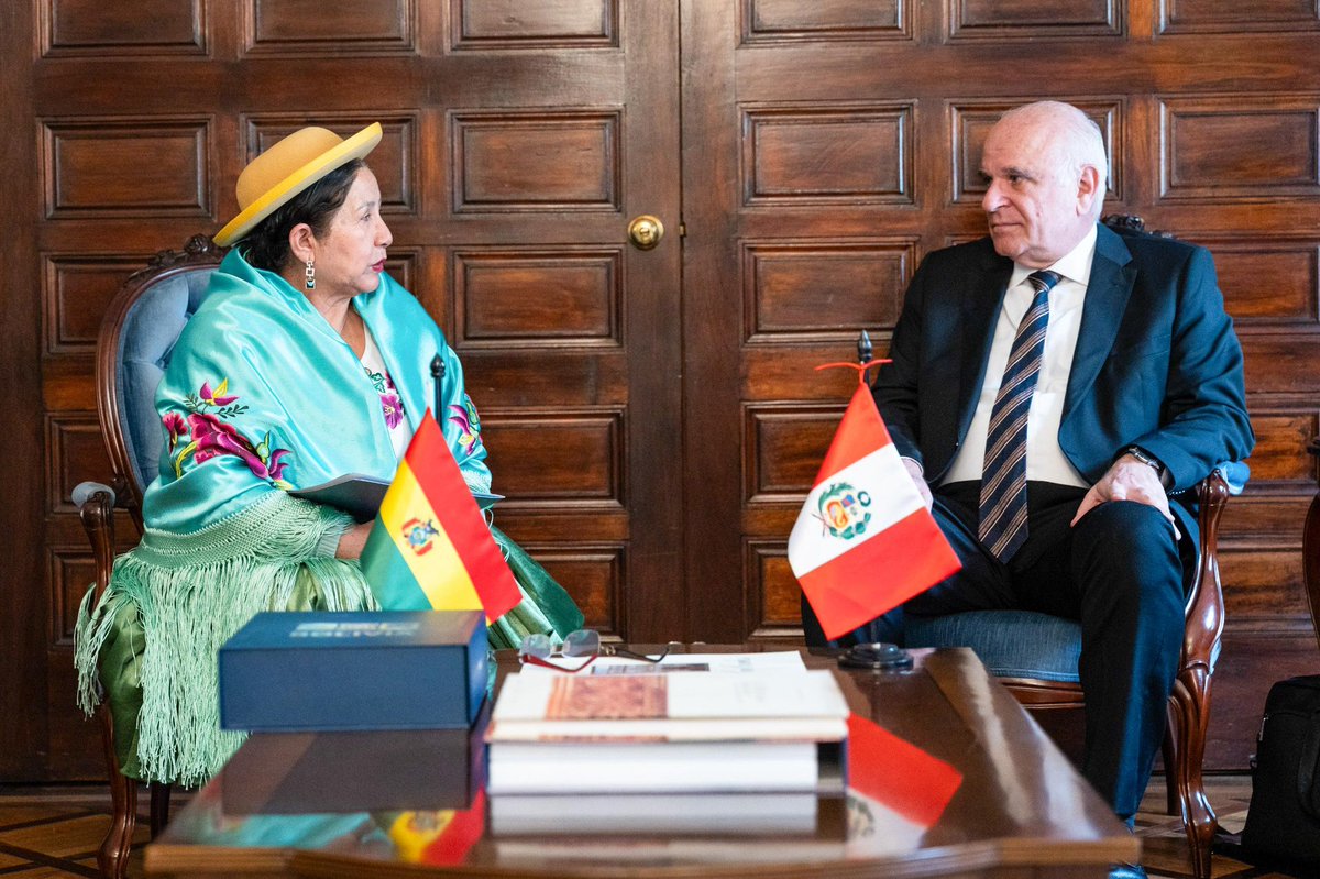 Nota de prensa | Bolivia y Perú habilitan nuevo paso fronterizo en beneficio de comunidades y el comercio binacional

🔗 cancilleria.gob.bo/mre/2025/09/30…
#DiplomaciaDeLosPueblos #PorLaVida #UnidosRumboAlBicentenario