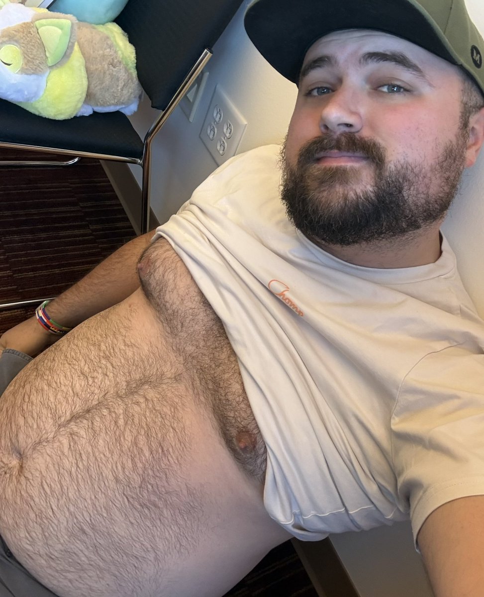 smittyb3ar's tweet photo. Just want to be at home snuggled up on the couch all day 🤗💚 Happy #tummytuesday https://t.co/wCbpq1nCpd