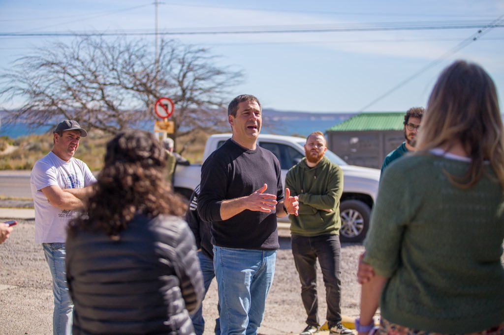 luquejuanpablo's tweet photo. Visité el @CONICETCenpat y confirmé algo que ya sabíamos: sin ciencia no hay futuro  y este gobierno nacional la está destruyendo

Hoy me reuní con investigadores, becarios y trabajadores del Cenpat Puerto Madryn, una de las instituciones científicas más importantes de Patagonia.

Lo que escuché fue durísimo.
🔴Científicos con más de 20 años de carrera que tienen que buscar otro trabajo para llegar a fin de mes.
🔴Profesionales que ganaron concursos hace más de un año y siguen esperando ingresar.
🔴Equipos parados por falta de mantenimiento.
🔴Gente que abandona su vocación o se va del país.

Este ajuste brutal no solo es económico. Es un ataque al conocimiento, a la soberanía, al futuro de nuestros hijos. Nos están desarmando por dentro, rompiendo lo que tardamos décadas en construir.

Argentina necesita ciencia para desarrollarse, y Chubut tiene muchísimo para aportar.
Si llego al Congreso, voy a trabajar en equipo con cada institución y con cada trabajador del conocimiento para que se escuchen sus voces y se transformen en leyes.

Porque defender la ciencia no es una opción: es una obligación con el futuro del país.