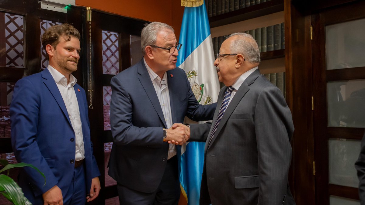 MinexGt's tweet photo. 🇬🇹✈️🇨🇦 | El #CancillerGT Carlos Ramiro Martínez recibió a los representantes de @AirCanada Luis Noriega y Charles Daoust, con el fin de darles la bienvenida oficial a nuestro país, en preparación al vuelo inaugural que conectará Montreal con Ciudad de Guatemala del 2 de octubre hasta el 29 de abril próximo. Esto es como parte de las acciones que el Gobierno de Guatemala impulsa a través de sus representaciones diplomáticas para mejorar la conectividad internacional del país.

Este nuevo enlace aéreo representa un paso importante para impulsar el turismo, el comercio y el intercambio cultural entre Guatemala y Canadá. 
#DiplomaciaComercialGT