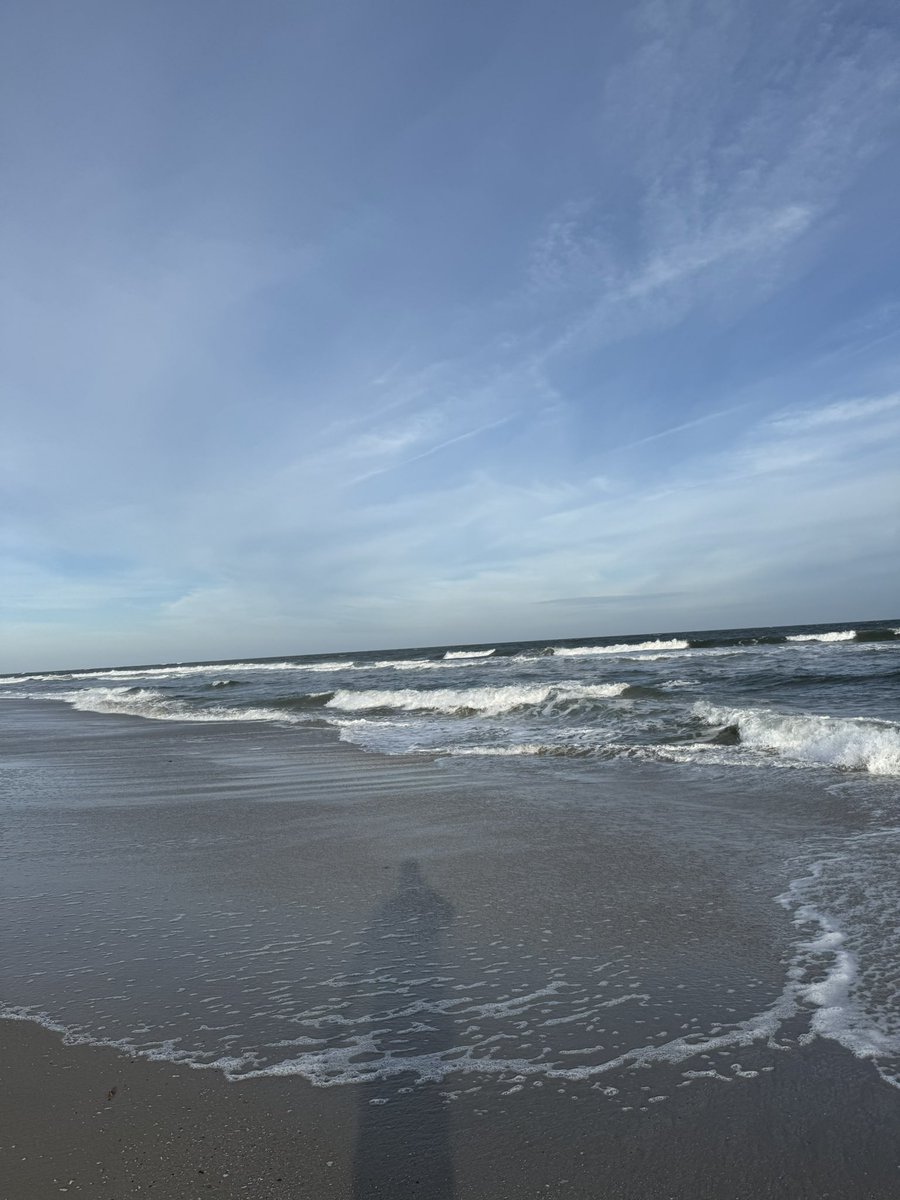 Who got their steps in today? 

I’m getting my steps in at the beach 🏖️